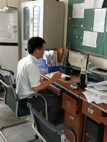冲坡中学老师"疫"无反顾,勇担责任，克服重重困难，付出艰辛努力，终于为学子们奉献出一堂堂优质直播课。