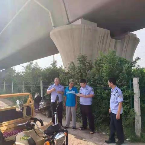 肇东铁路护路联防中队排查涉水风险安全隐患