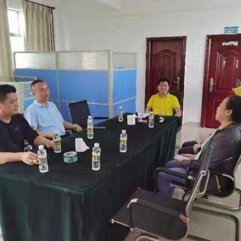 区乡村振兴局吴亚毅局长一行到新管村乡村振兴工作队召开座谈会