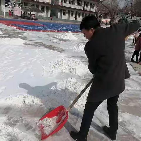 铲雪除冰迎开学 ，不忘初心暖校园——刘集小学师生在行动