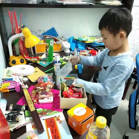 乌海市海勃湾区第五小学一年级八班开展“扣好人生第一粒扣子－——我是家务小能手王奕博