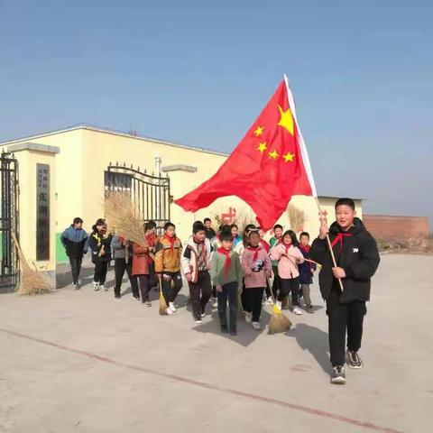 春风送暖鸟争鸣 雷锋精神照我行——张湖顶小学雷锋活动