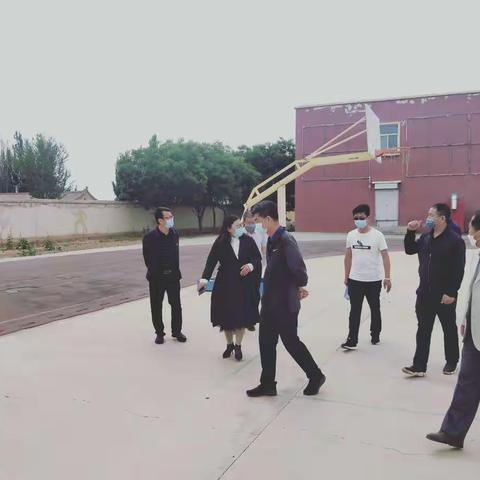 教育局领导深入小洪沟完小检查开学复课准备工作