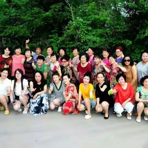 2017舞动青春健身操队聚餐留影