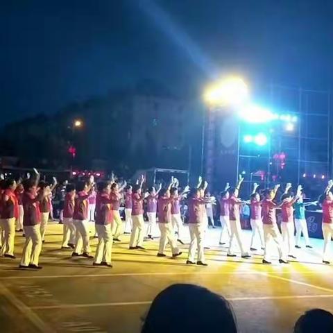 舞动青春健身操队2017广场舞比赛纪念照