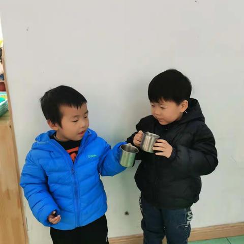 快乐宝贝幼儿园生成课程--小杯子大乐趣