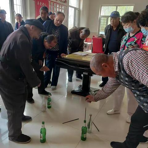 五月一日劳动节杭锦后旗中心敬老院组织安排院内老人参加娱乐活动