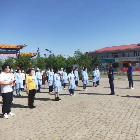 杭锦后旗民政局养老服务股股长张浩岳协同杭锦后旗消防队人员对全旗各养老机构进行消防安全演练培训