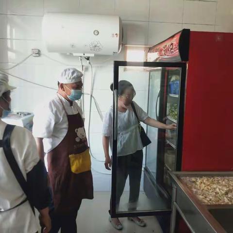 杭锦后旗民政局局长贾向东协同杭锦后期市场监督管理局人员到我中心敬老院进行食品安全检查