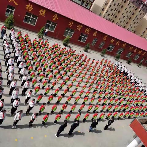 “迎接少代会，争做好少年 ”             ——滨河小学入队仪式