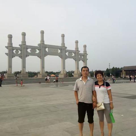 结发为夫妻，恩爱两不疑！