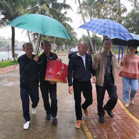 开发区工委副书记、区总工会主席杨全立慰问场部居委会困难职工