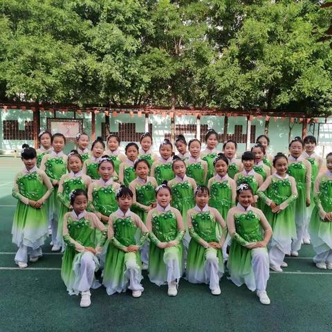 绘画拼盘   描绘美好未来 ——黉学门小学四二班绘画拼盘社团