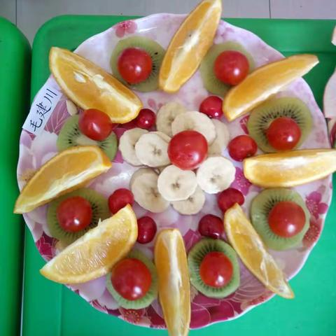学艳幼儿园中二班水果拼盘亲子活动