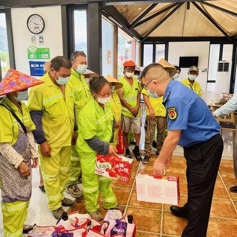 温州经济技术开发区综合行政执法局开展“送清凉 暖人心”关爱一线环卫工人慰问活动