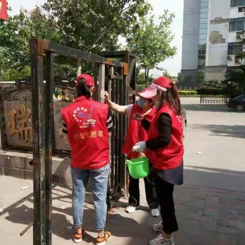 6月10日西城社区清除瑞景花园及周边小广告。