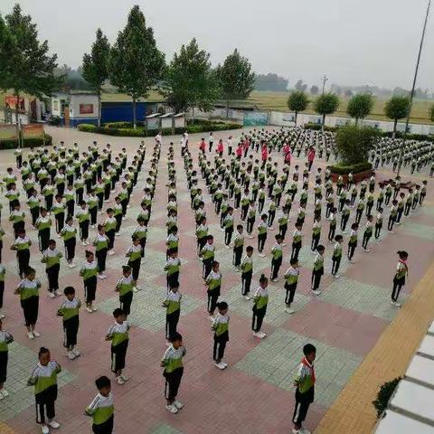 2018年5月25日上午县领导及学区领导及中心小学各教学点负责人来西位明德小学课间操进行中