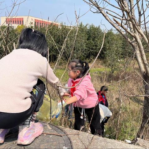 “一起重温雷锋日记，学习雷锋精神。”——武义少工委桐小405小队在行动