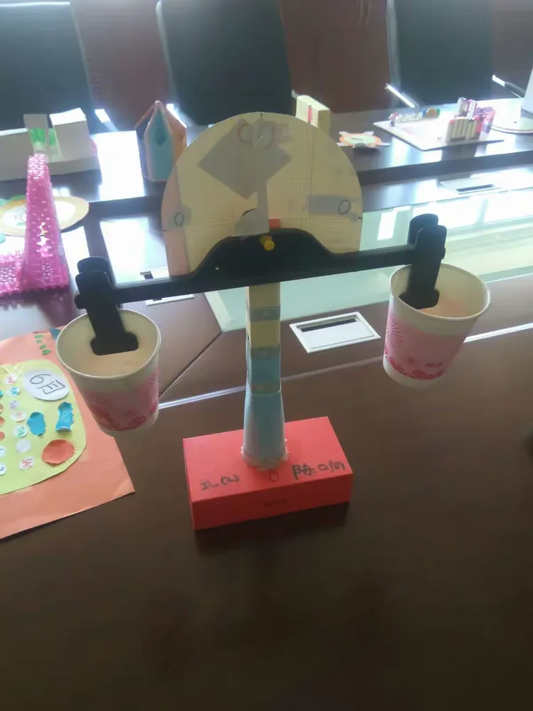 铁新里小学学生自制学具制作展