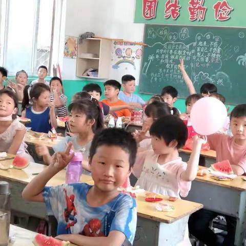 踪平楼小学新教育篇:六一儿童节"陌上花开连成片，六一节日在眼前"。