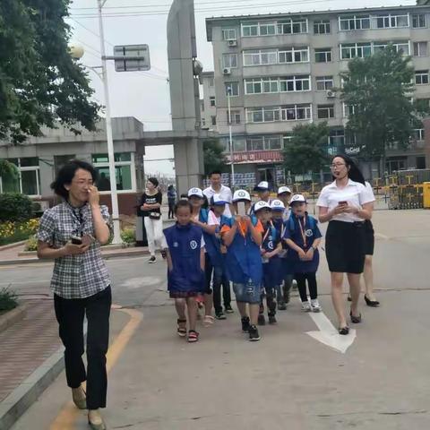 新华小记者到我校