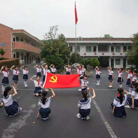 喜迎二十大，童心向未来。                          ——记西岸小学诗歌颂祖国朗诵比赛