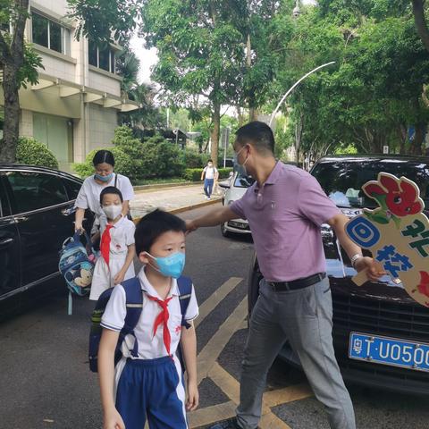 复学日，守护交通安全在路上——记中山市石岐中心小学四（2）班家长护安护畅活动