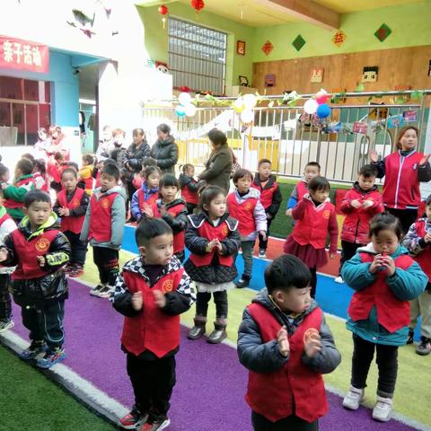 育苗中(二)班“我喂妈妈吃水果”亲子活动