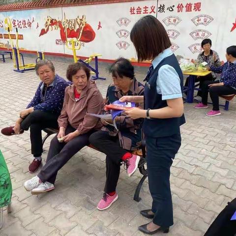 土右分公司现金服务进社区、进市场便民活动宣传