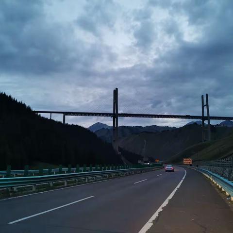 郑掷 // 果子沟大桥