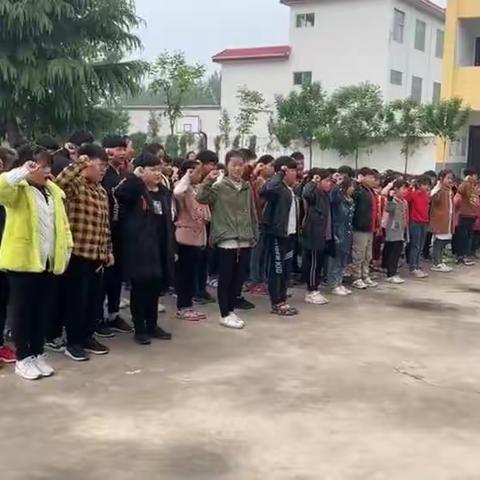 黄庄村小学防溺水安全教育主题宣誓活动！