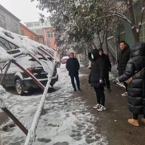 白云社区开展雪天安全排查，确保居民安全第一位