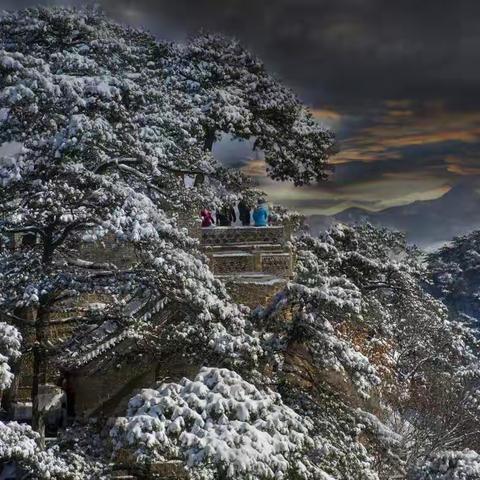 千山春雪美如画