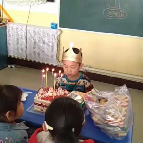 在幼儿园里收到了老师和好朋友们的祝福！