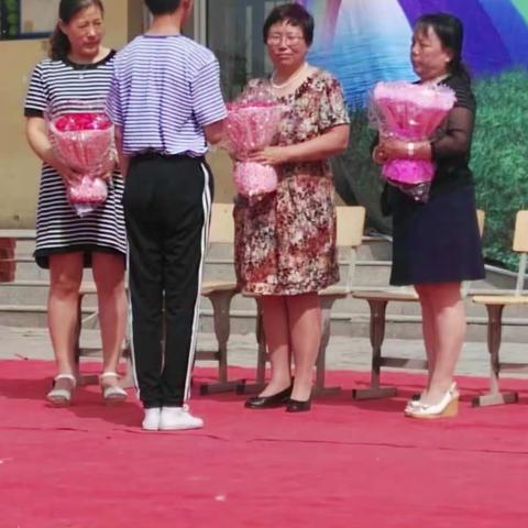 这是初夏的五月，感恩的六月，感谢老师的教导！感谢父母的养育！