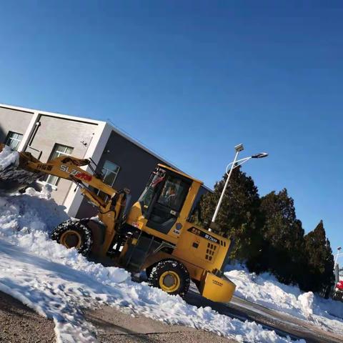 风雪中最美的身影﻿——新窝铺学校家长助力爱心扫雪