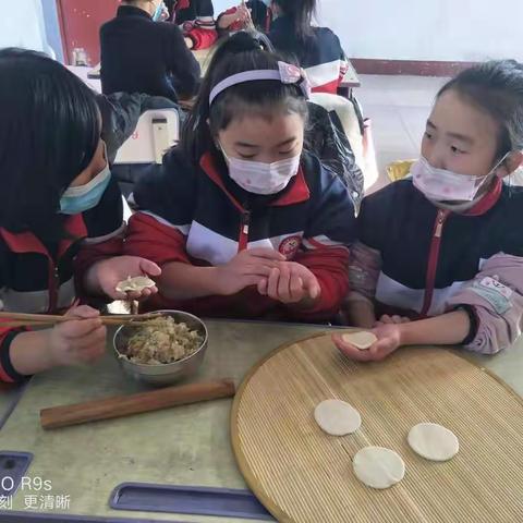 吃饺子啦！吃饺子啦！今天我们学校吃饺子！———-博爱县磨头镇王堡小学欢乐过冬至！