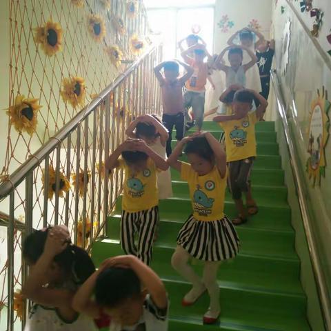 富官庄镇中心幼儿园于6月5日举行防震逃生演练活动