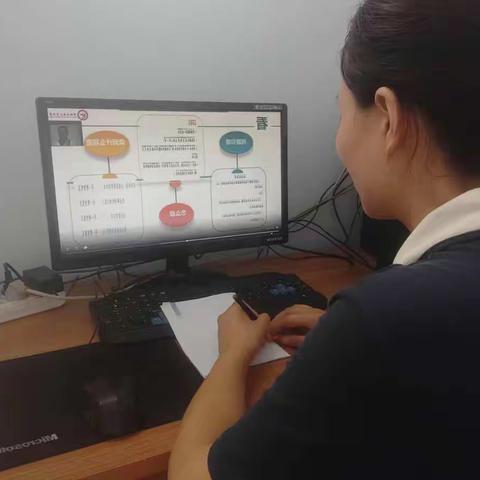 富官庄镇漫流小学的教师们线上学习“小学数学文化与学习方式变革”。