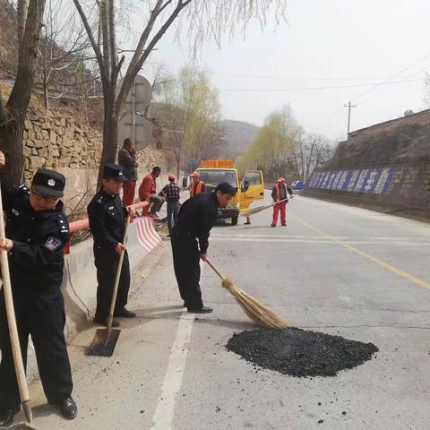 【我为群众办好事】民警变身“修路工”为民搭建平安路