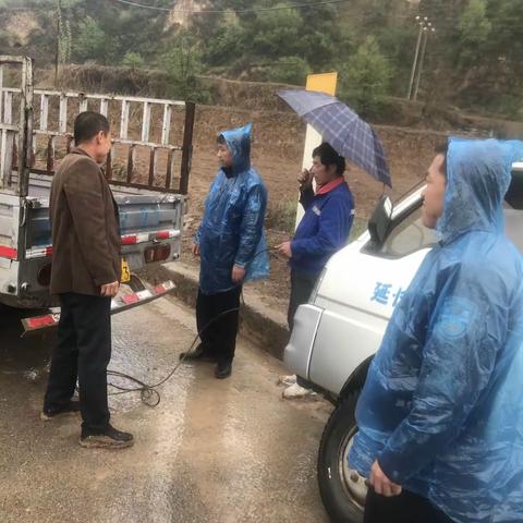 雨天路滑，民警及时救助被困车辆