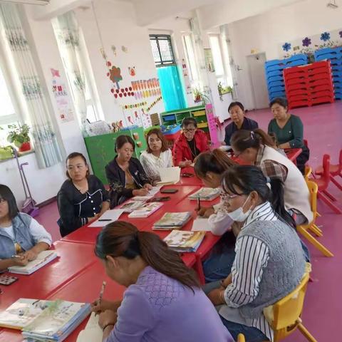 鸣沙镇中心幼儿园【以课程建设推进幼儿园教师专业发展――生活·活动·经验幼儿园课程资源】教材培训活动简讯