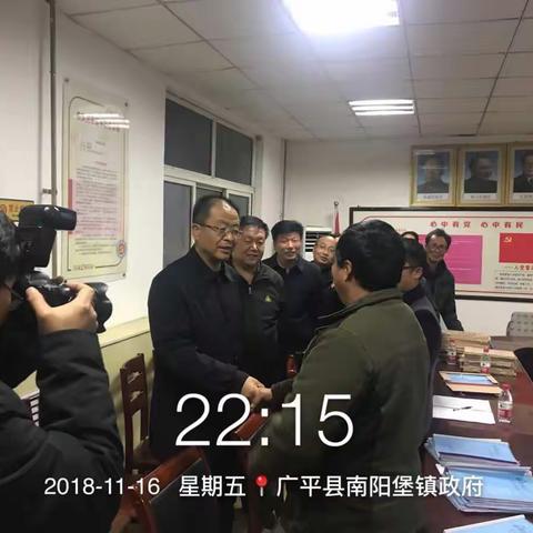 县委董书记和县脱贫攻坚领导小组县领导带领县委办、扶贫办一行人员到南阳堡镇看望慰问镇村一线扶贫干部