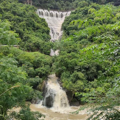 2022年6⺝12日永定河、芦下坝、棉电大坝雨后瀑布。美篇:感恩，抖音:黄姐