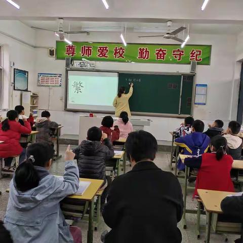 品读现代诗，学做小诗人——记克井二小第三次语文教研活功