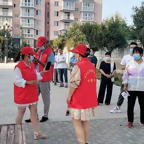 苍龙湾西区在杨主任的带领下，管理岗和公益岗人员布置场地，维持秩序做全民核酸