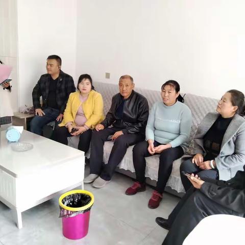 苍龙湾社区易地扶贫搬迁，在管委会全体人员积极向上和相互帮助下，我们进行走访入户。