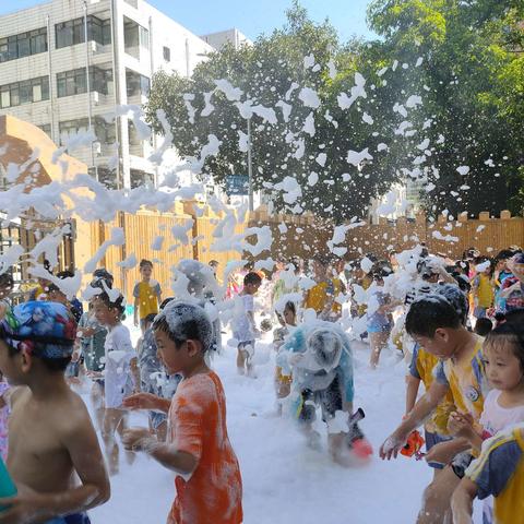 夏天“拍了拍”你，佳华书苑幼儿园打水仗开始啦🎈🎈