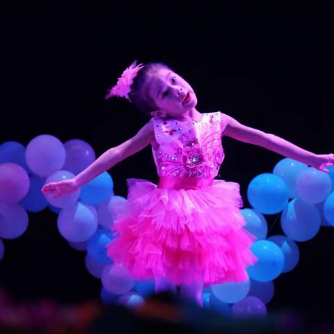 妈妈教我一支歌，没有共产党就没有新中国，这支歌从妈妈心中飞出......请看舞蹈：心中的歌（副本）