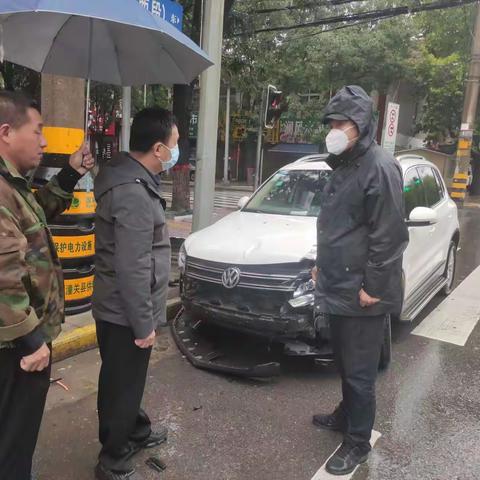 大雨中的坚守，诠释着什么是责任